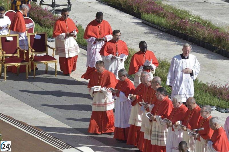 Cardenales en Roma valoran la decisión de Becciu de ausentarse del Cónclave.