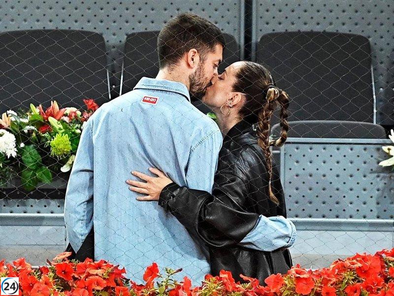 David Broncano y Silvia Alonso protagonizan apasionados besos en el Mutua Madrid Open.
