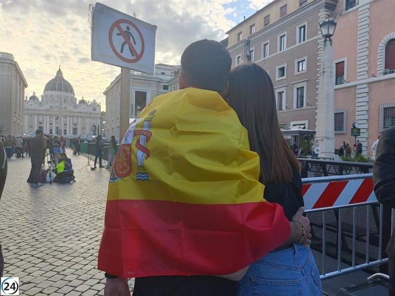 Expectativa en el Cónclave: Multitudes aguardan la fumata, anticipando primero el negro y luego el blanco.
