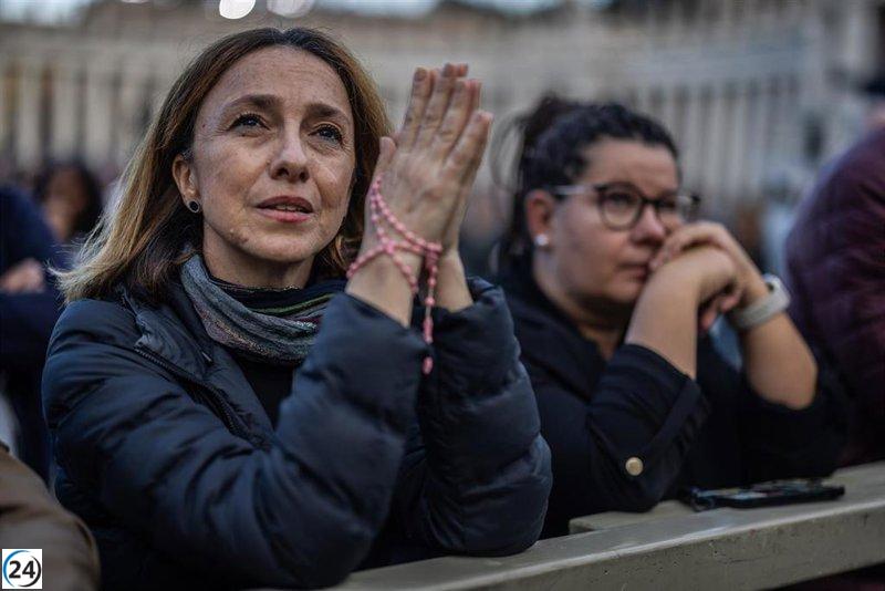 Cerca de 45,000 espectadores se congregan en Plaza de San Pedro para presenciar la histórica fumata: