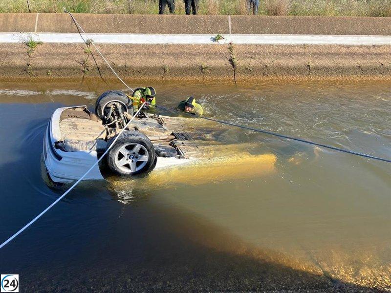 Descubren tres cadáveres en un auto sumergido en un canal de Cartaya, Huelva.
