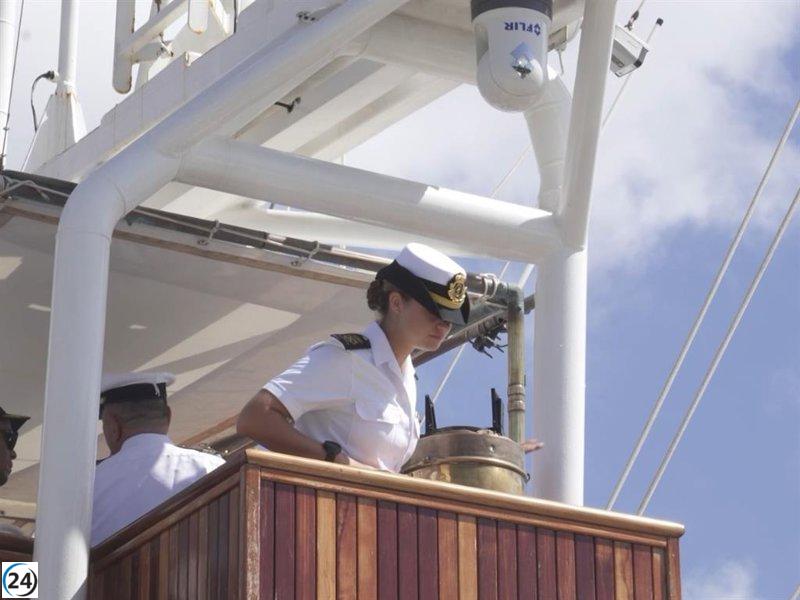 La Princesa Leonor dirige el Juan Sebastián Elcano en su llegada a República Dominicana.