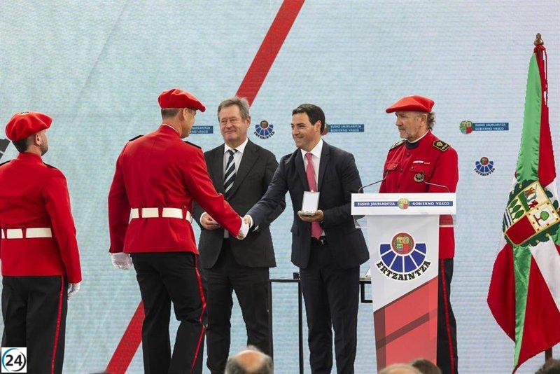 Pradales rinde homenaje al valor de los ertzainas en la lucha contra ETA.