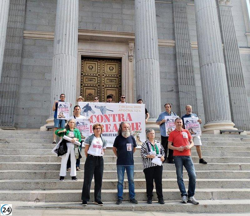 Grupos sociales convocan protesta en Madrid contra el incremento del gasto militar propuesto por el PSOE.