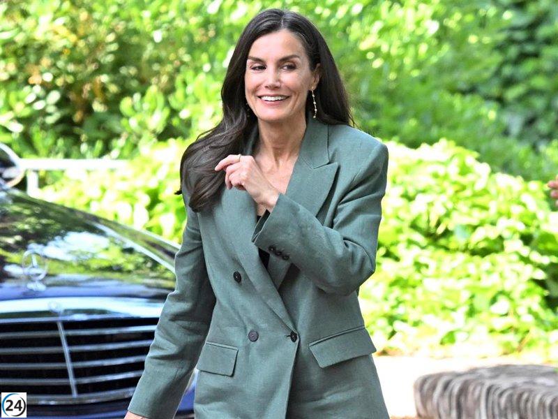 La Reina Letizia deslumbra como la perfecta profesional en elegante traje de lino de Mango.