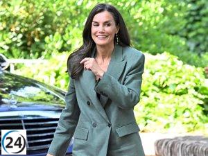 La Reina Letizia deslumbra como la perfecta profesional en elegante traje de lino de Mango.
