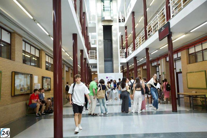 Gobierno ofrece 2.431 becas de 2.000 euros para universitarios interesados en estudiar y realizar investigaciones.