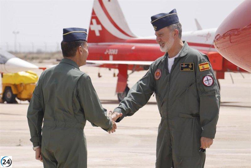 El rey Felipe VI pilota el avión de entrenamiento para la formación de Leonor.