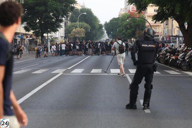 Trabajadores del sector metalúrgico de Cádiz marchan en huelga por la avenida central.