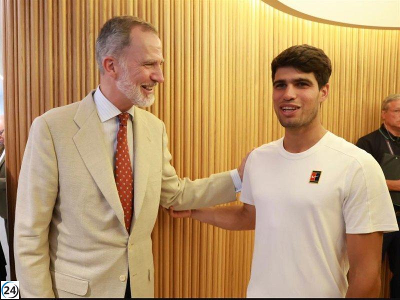 El Rey Felipe apoya a Carlos Alcaraz tras su derrota en Wimbledon en un encuentro amistoso.