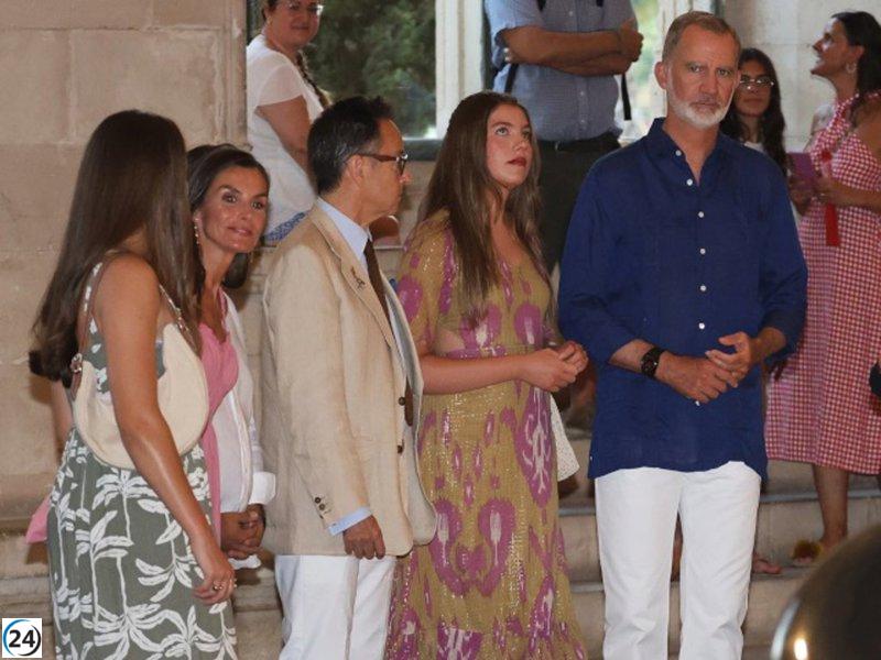 Doña Letizia y sus hijas, Leonor y Sofía, lucen looks coordinados en la visita a la exposición de Joan Miró.