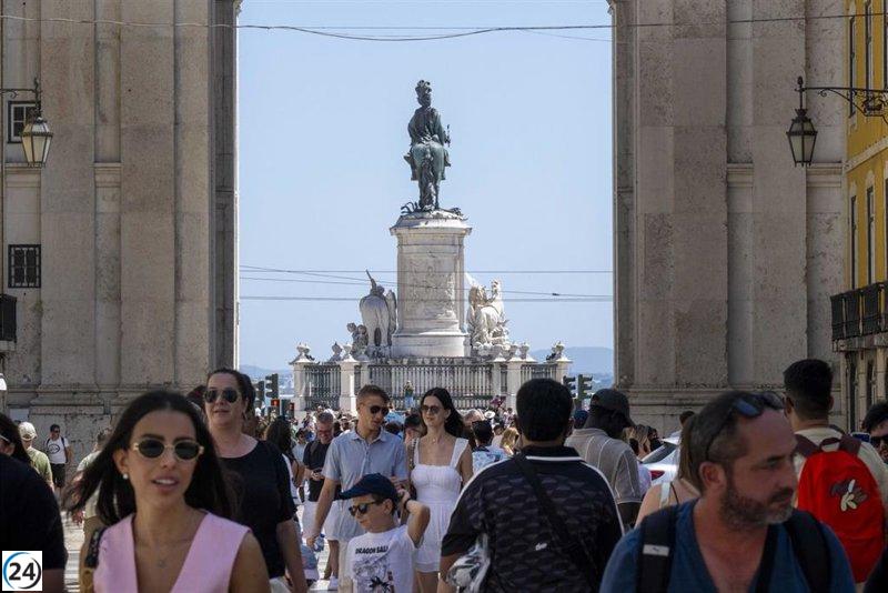 Portugal moviliza más de 1.700 bomberos para combatir incendios.