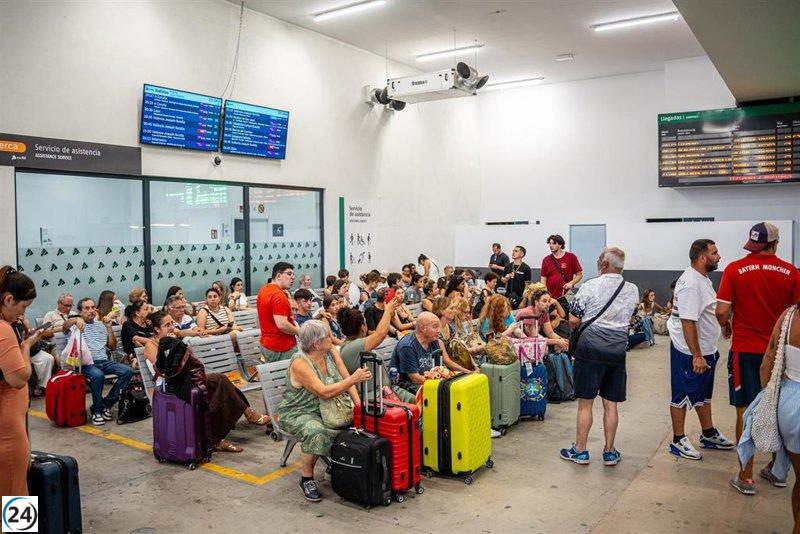 Los trenes entre Madrid y Galicia permanecerán detenidos hasta las 17:00 horas por incendios.