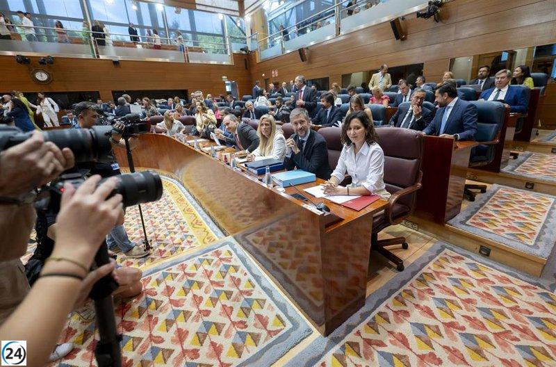 Ayuso critica a la izquierda por imponer su visión sobre relaciones personales.