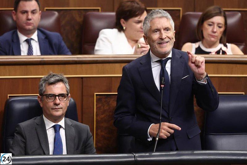 Marlaska critica al PP por respaldar la iniciativa de Vox que ataca el arraigo, acusándolos de fomentar la xenofobia.