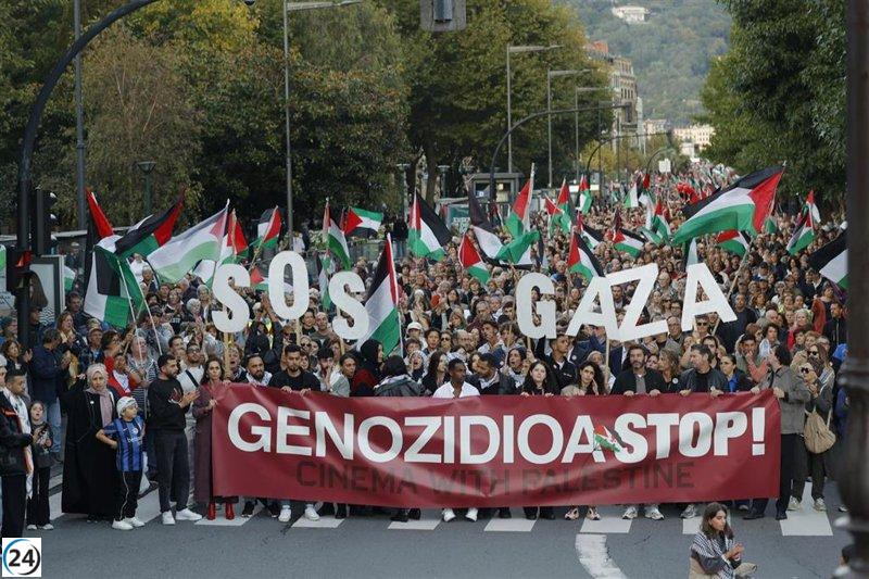 Multitudinaria protesta en San Sebastián exige el cese del genocidio y respalda a Palestina con el apoyo del cine.
