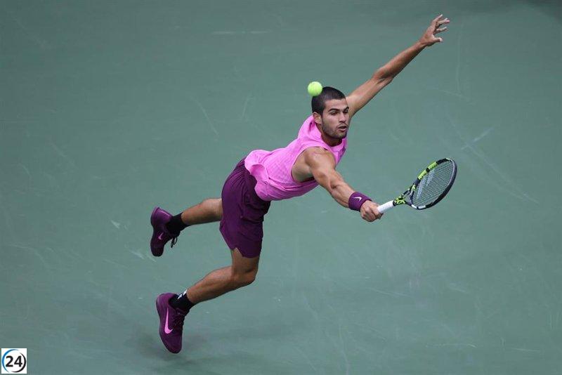 Alcaraz supera lesiones y avanza a cuartos en Tokio.