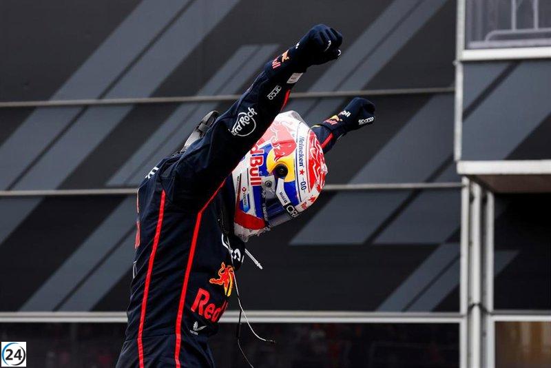 Verstappen busca mantener la presión sobre los McLaren en el caluroso circuito de Singapur.