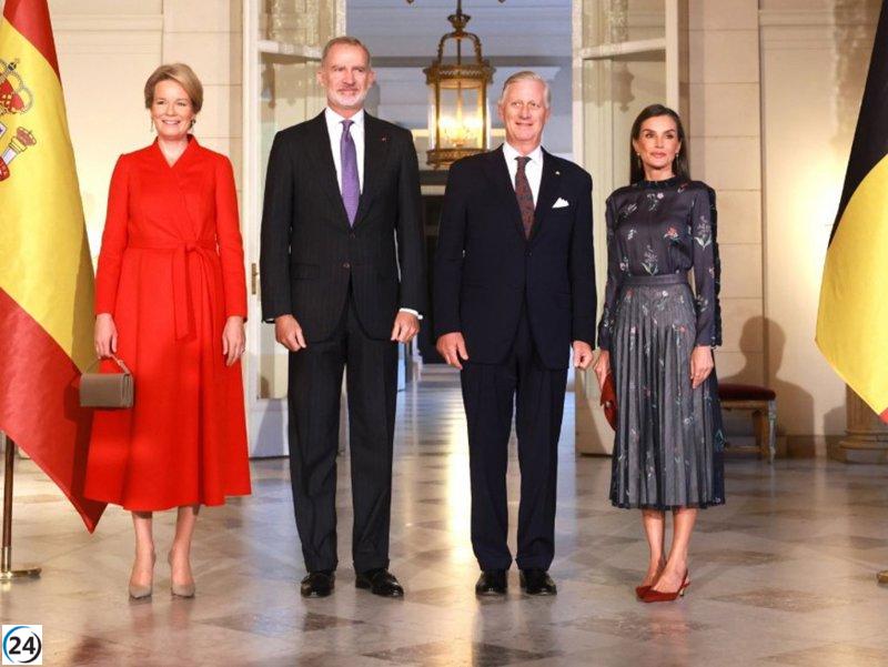 La Reina Letizia brilla con su elegancia de Armani en la competencia de moda contra Matilde de Bélgica en Bruselas.
