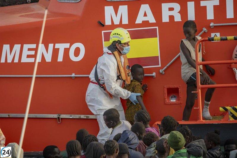 Primeros menores migrantes abandonan Canarias tras la alerta de emergencia.