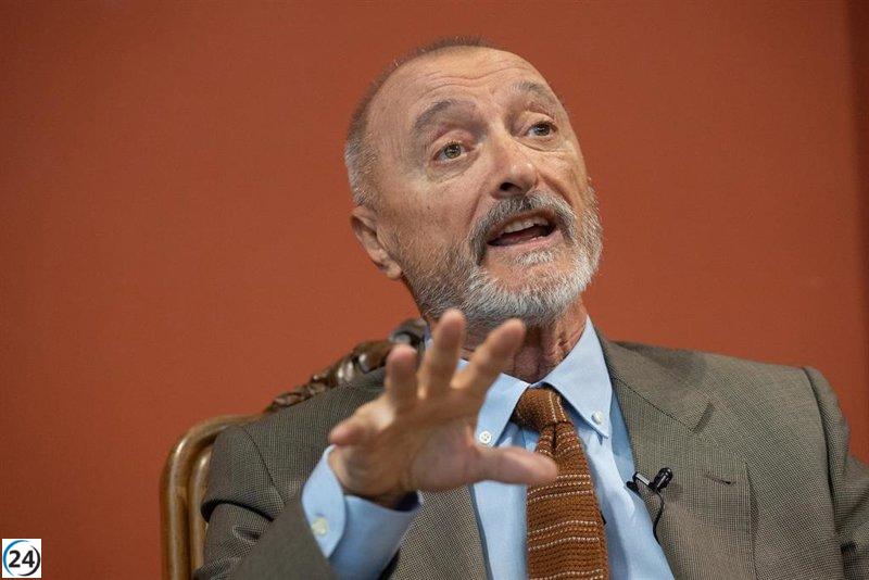Pérez Reverte critica al director del Cervantes, tildándolo de mediocre, y denuncia el intento de Exteriores de influir en la RAE.