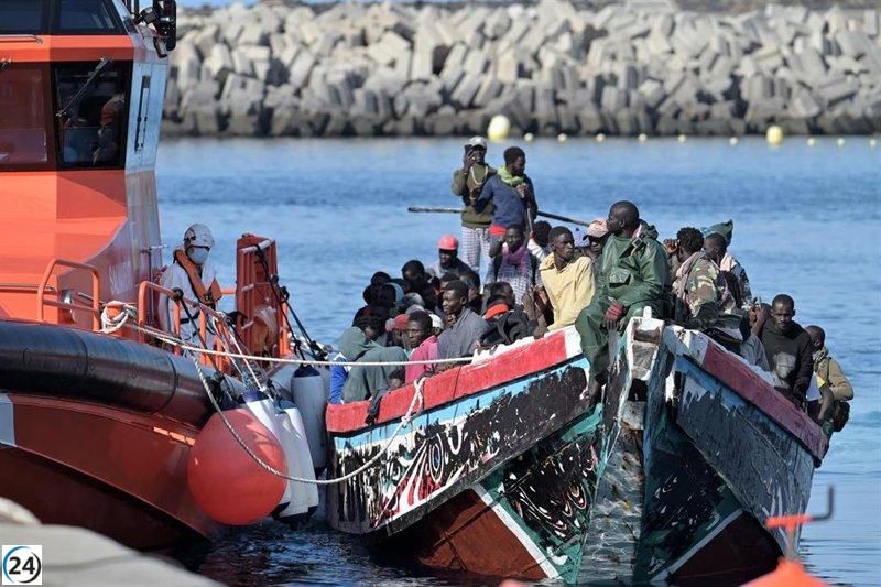 El Gobierno planea enviar esta semana a 27 menores migrantes en busca de asilo desde Canarias a la Península.