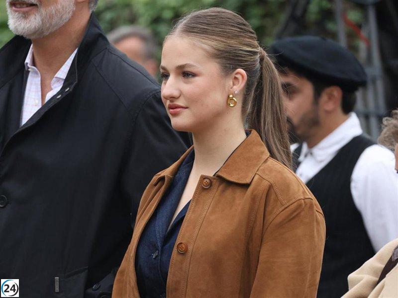 Leonor deslumbra con su look de denin y ante en el Pueblo Ejemplar.