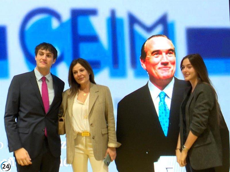 Nuria González y sus hijos rinden tributo a Fernando Fernández Tapias, recordando su legado dos años tras su partida.