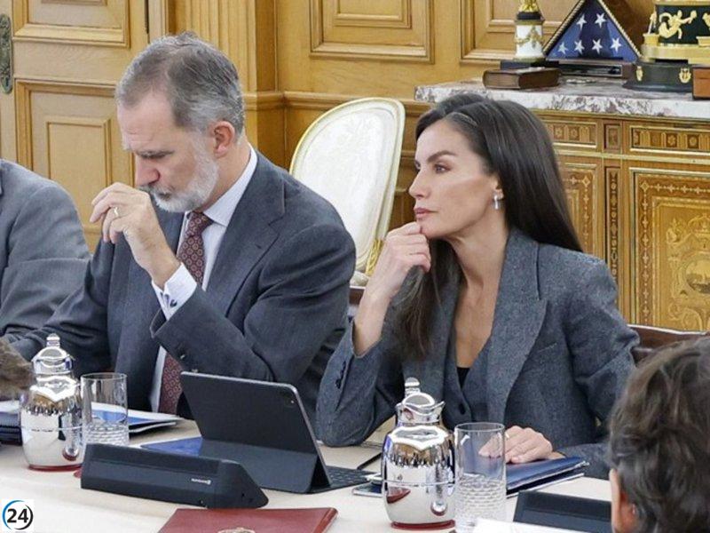 La Reina Letizia revive su icónico look de Mango en emotivo homenaje al aniversario de la DANA.