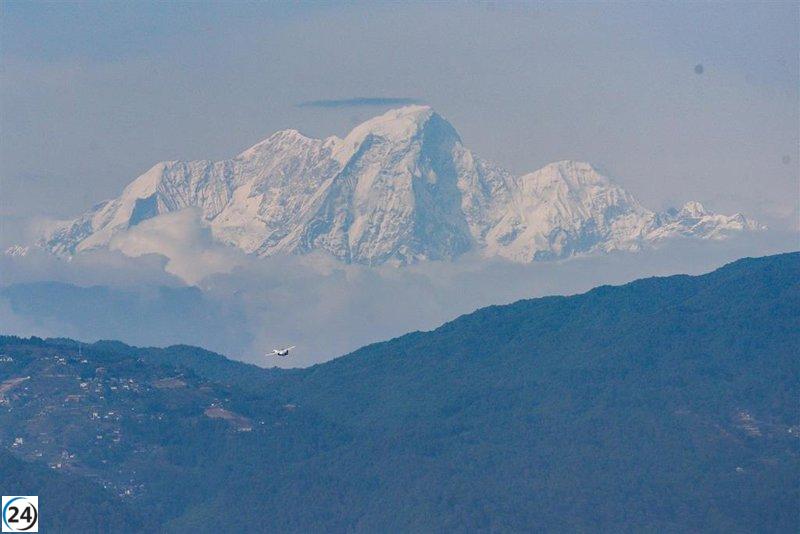 Siete alpinistas italianos reportados como desaparecidos en dos expediciones en Nepal.