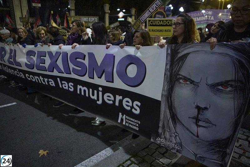 Marcha en Madrid el 25N contra la violencia de género y el negacionismo, organizada por el Foro de Madrid y el Movimiento Feminista.
