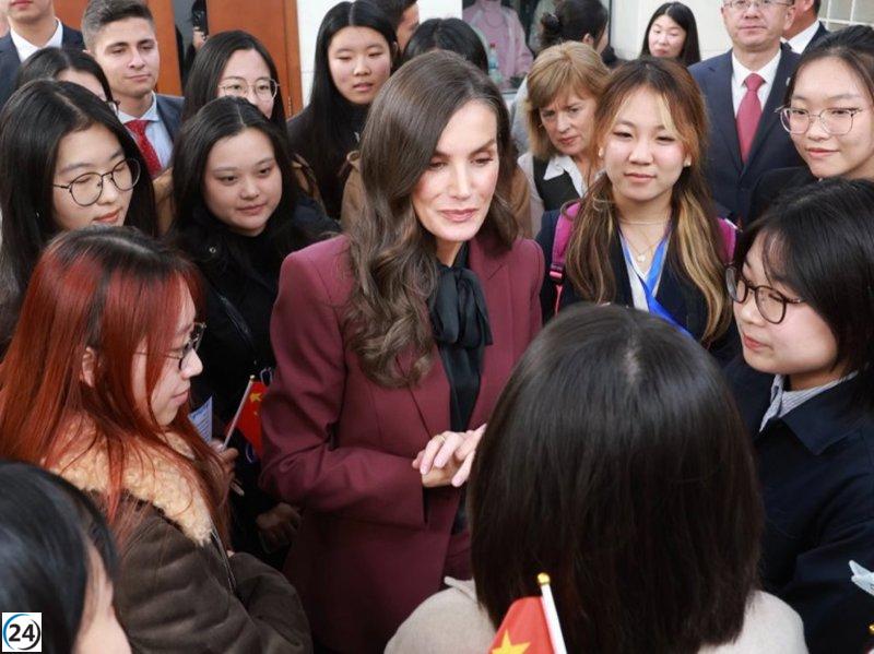 La Reina Letizia deslumbran en su despedida de China con un tributo a la moda española.