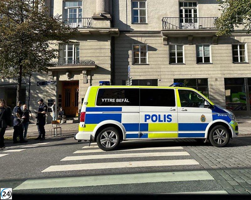 Tragedia en Estocolmo: autobús arrolla a personas en una parada, dejando víctimas mortales y heridos.