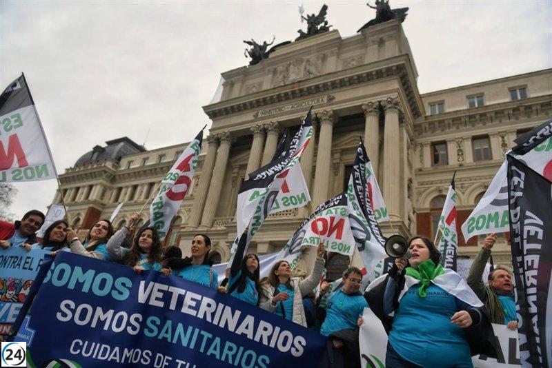 Veterinarios protestan con cacerolazos en Agricultura exigiendo libertad para ejercer.