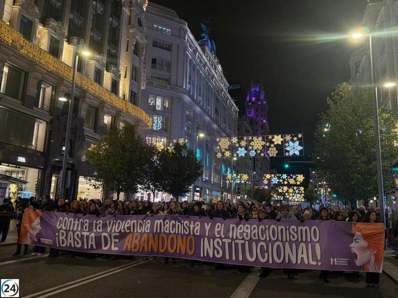 Feministas abolicionistas protestan en la capital acusando a los machistas de ser terroristas.