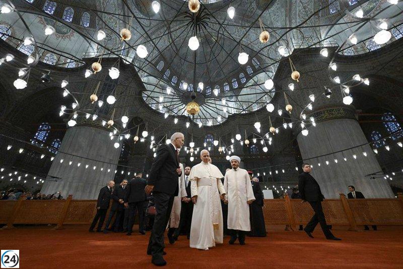 El Papa explora la emblemática Mezquita Azul de Estambul en su tercer día en Turquía.