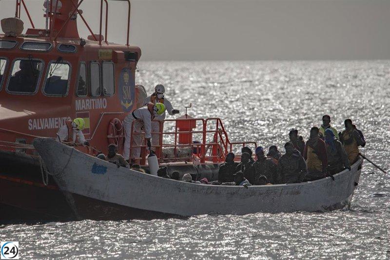 Rescatan cayuco con más de 70 migrantes a 23 millas de La Restinga; hay víctimas fatales.