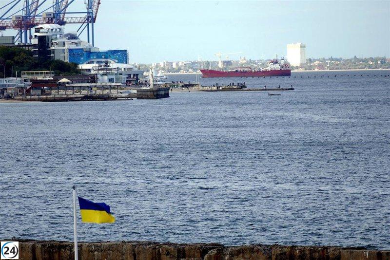 Ucrania denuncia ataques rusos con drones en Odesa que impactan a barcos civiles.