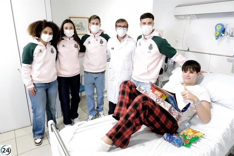 RCD Espanyol visita a niños del Hospital HM Nens en Barcelona gracias a la Fundación HM.