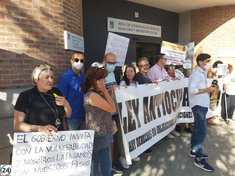 Ocupados señalan al Gobierno por desamparo tras prorrogar la suspensión de desahucios.