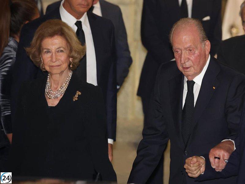 El Rey Juan Carlos se despide de Irene de Grecia junto a la Reina Sofía.