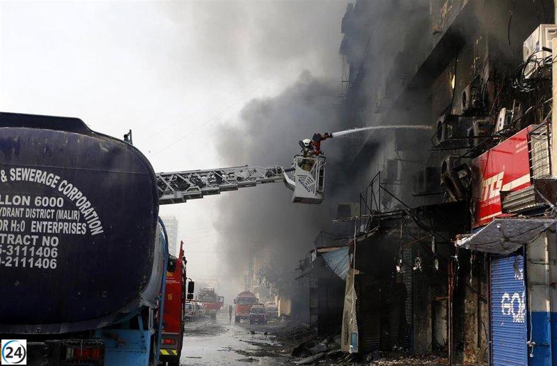 Incendio en centro comercial de Karachi deja 14 fallecidos.