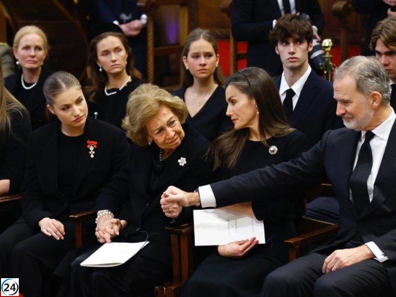 Doña Sofía se despide de su hermana Irene de Grecia rodeada del apoyo de los Reyes y la Princesa Leonor.