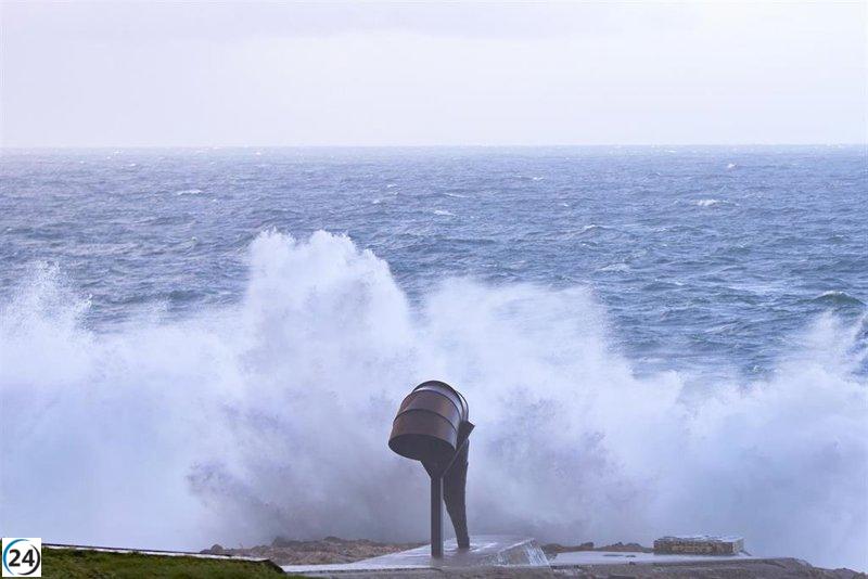 Catorce comunidades y Ceuta en alerta: Galicia enfrenta olas de hasta 9 metros.