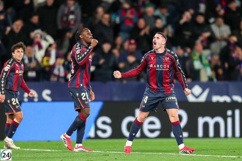 El Levante conquista su primer triunfo en casa al vencer al Elche en el tiempo añadido.