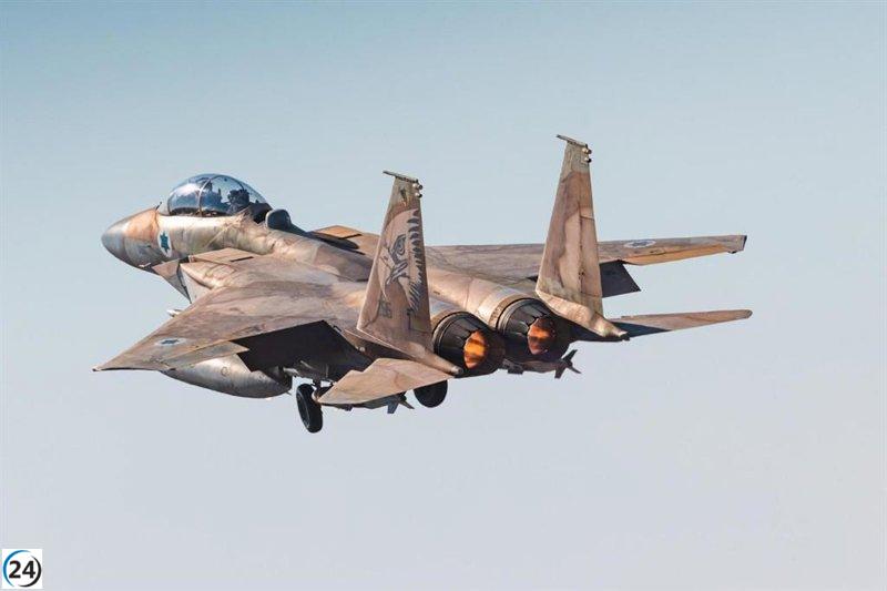 Israel lanza ataques aéreos en Líbano contra instalaciones de Hezbolá, incluyendo un campamento militar.