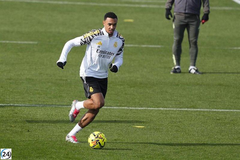 Alexander-Arnold se une a sus compañeros en el entrenamiento del Real Madrid.