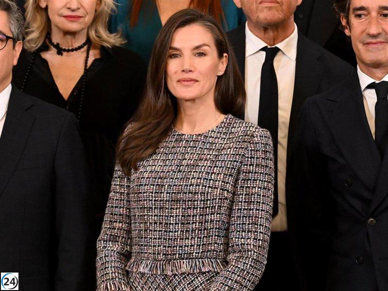 La Reina Letizia triunfa con su enigmático vestido de tweed en la pasarela española.