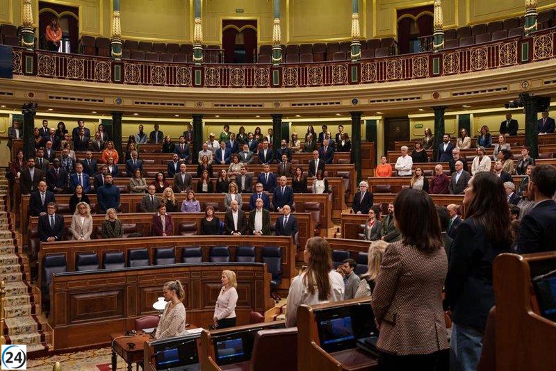Congreso guarda un minuto de silencio por 46 víctimas de accidentes ferroviarios recientes.