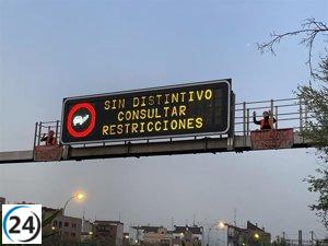 Activistas de Futuro Vegetal escalan señal luminosa en la M-30.